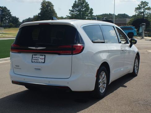 Used 2024 Chrysler Pacifica Touring-L FWD image 19
