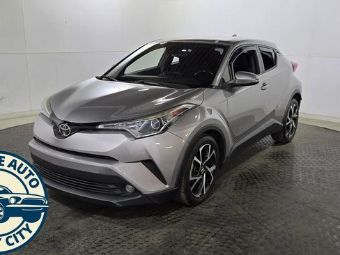 Used 2018 Toyota C-HR XLE FWD image 3