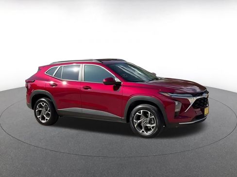 Used 2025 Chevrolet Trax LT FWD image 2