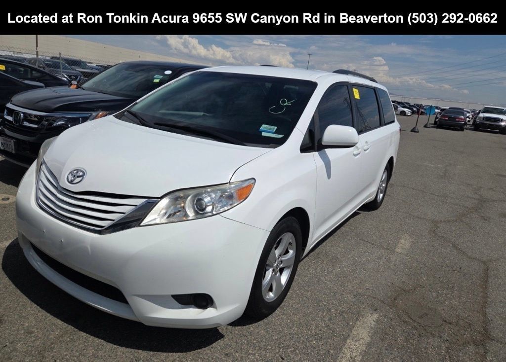 Used 2017 Toyota Sienna LE FWD image 3