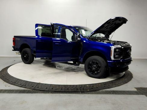 New 2026 Ford F250 Lariat w/ Black Appearance Package AWD/4WD image 9