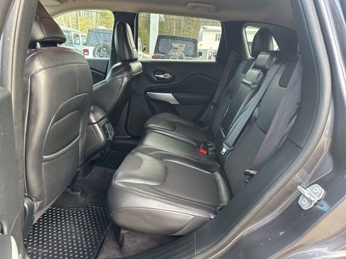 Used 2018 Jeep Cherokee Trailhawk w/ Cold Weather Group AWD/4WD image 31
