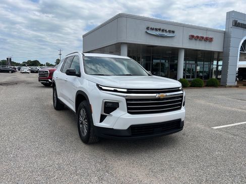 Certified 2025 Chevrolet Traverse LT FWD image 1
