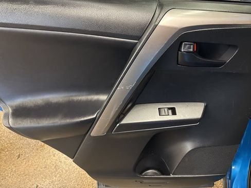 Used 2018 Toyota RAV4 LE AWD/4WD image 21