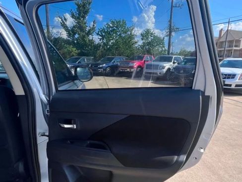 Used 2014 Mitsubishi Outlander ES FWD image 31