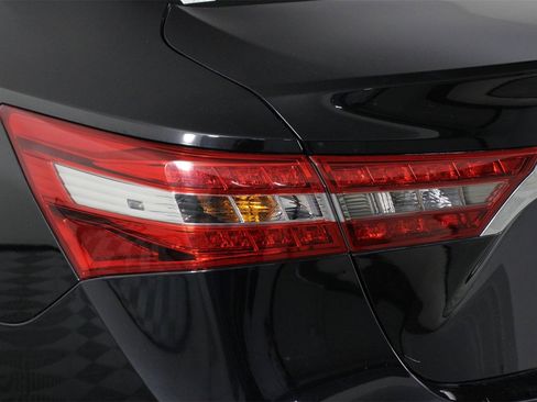 Used 2017 Toyota Avalon Touring image 18