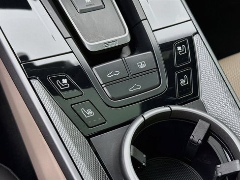 Certified 2025 Porsche 911 Carrera RWD image 22