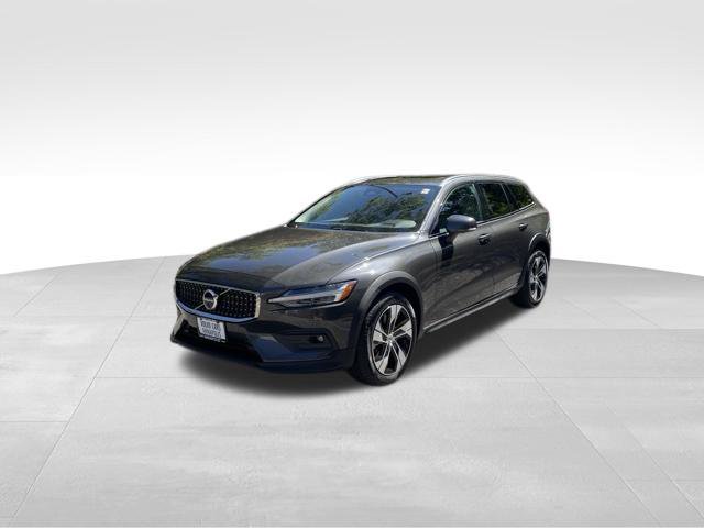 Certified 2025 Volvo V60 B5 Cross Country Plus AWD/4WD image 4
