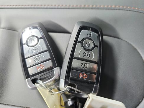 Used 2025 Ford Expedition Active AWD/4WD image 13