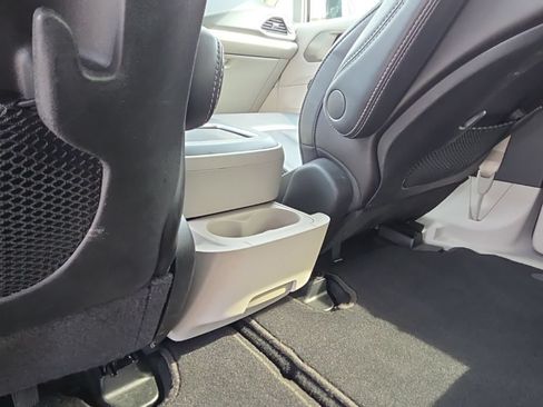 Used 2024 Chrysler Pacifica Touring-L FWD image 13