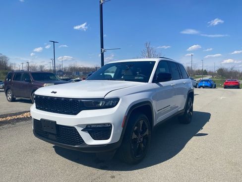 Used 2023 Jeep Grand Cherokee Limited w/ Black Appearance Package image 5