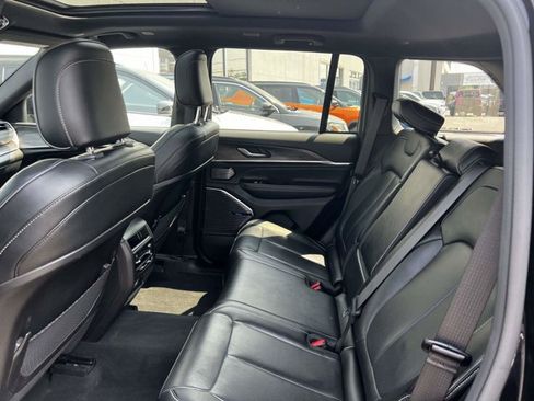 Used 2022 Jeep Grand Cherokee Overland AWD/4WD image 9