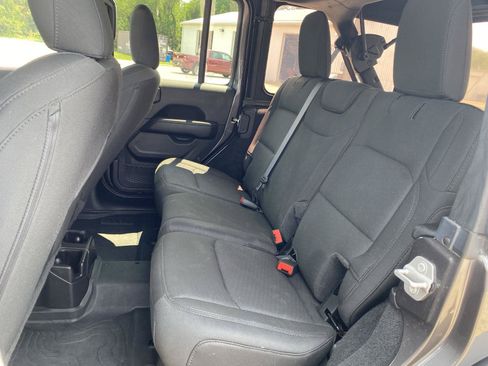 Used 2022 Jeep Wrangler Unlimited Sahara w/ Cold Weather Group AWD/4WD image 31