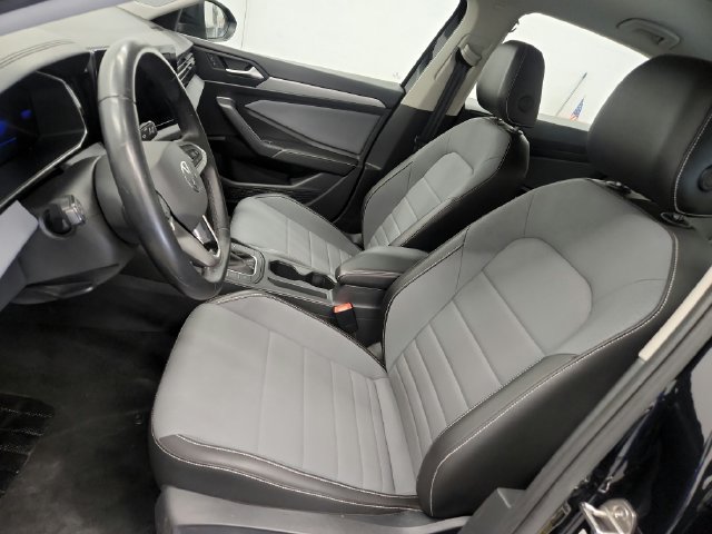 Used 2025 Volkswagen Jetta SE FWD image 15