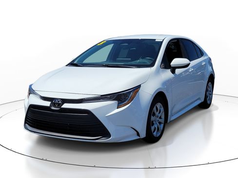 Used 2023 Toyota Corolla LE FWD image 3
