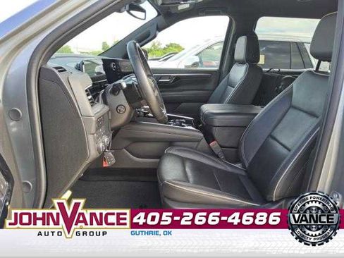 Used 2025 Chevrolet Suburban Premier AWD/4WD image 3