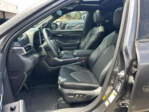 Used 2021 Toyota Highlander XSE FWD image 7