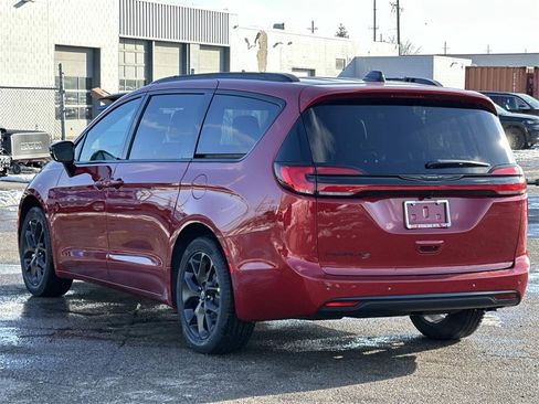 New 2026 Chrysler Pacifica Select image 4