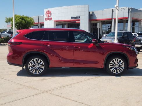 Used 2024 Toyota Highlander Platinum FWD image 4