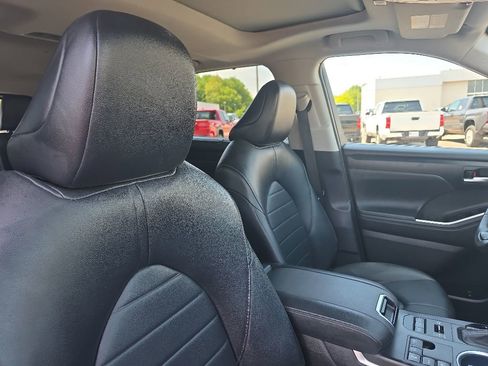 Used 2025 Toyota Highlander XLE AWD/4WD image 10