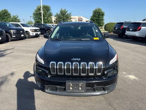 Used 2017 Jeep Cherokee Sport FWD image 2