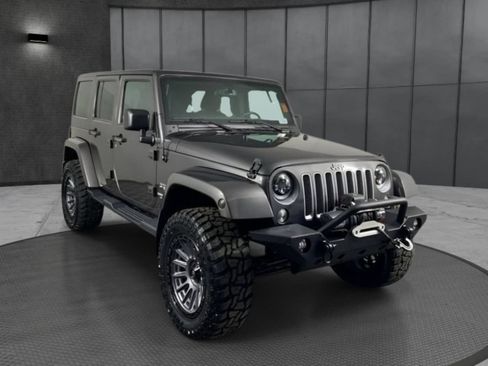 Used 2016 Jeep Wrangler Unlimited Sahara w/ Connectivity Group AWD/4WD image 5