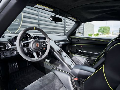 Used 2015 Porsche 918 Spyder w/Weissach Package image 2