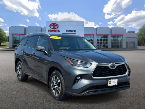 Used 2023 Toyota Highlander XLE AWD/4WD image 2