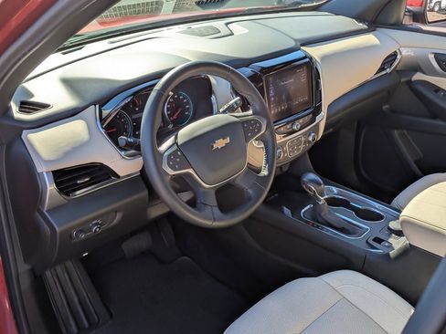Used 2022 Chevrolet Traverse LT image 12