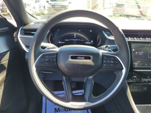 Used 2025 Jeep Grand Cherokee L Laredo RWD image 11