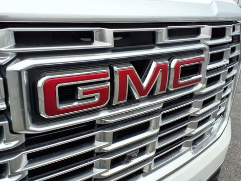 Used 2025 GMC Yukon Denali AWD/4WD image 17