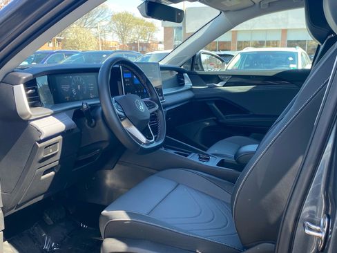 Used 2025 Volkswagen Tiguan SE AWD/4WD image 11