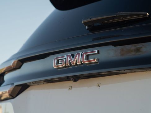 Used 2024 GMC Acadia Elevation image 15