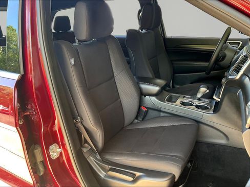 Used 2018 Jeep Grand Cherokee Laredo AWD/4WD image 27