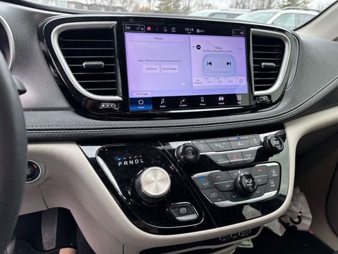 Used 2022 Chrysler Pacifica Touring-L image 8