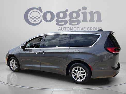 Used 2023 Chrysler Pacifica Touring-L FWD image 3