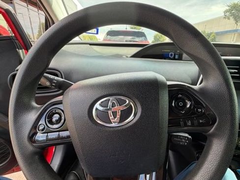 Used 2020 Toyota Prius LE FWD image 4