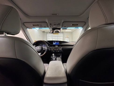 Used 2016 Lexus ES 350 w/ Luxury Package w/Wood Trim FWD image 19
