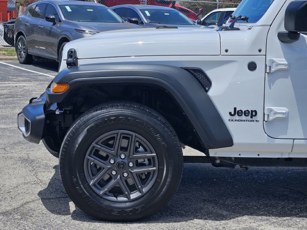 Used 2025 Jeep Gladiator Sport AWD/4WD image 9