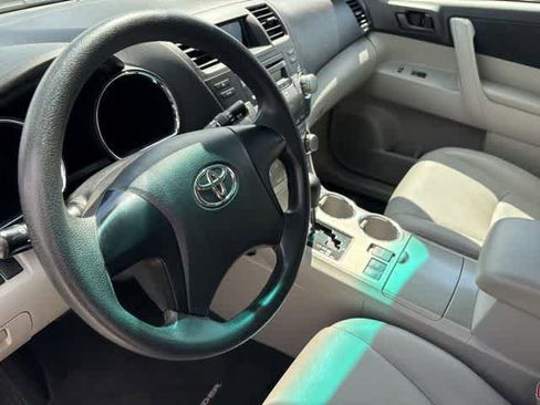 Used 2012 Toyota Highlander FWD image 10
