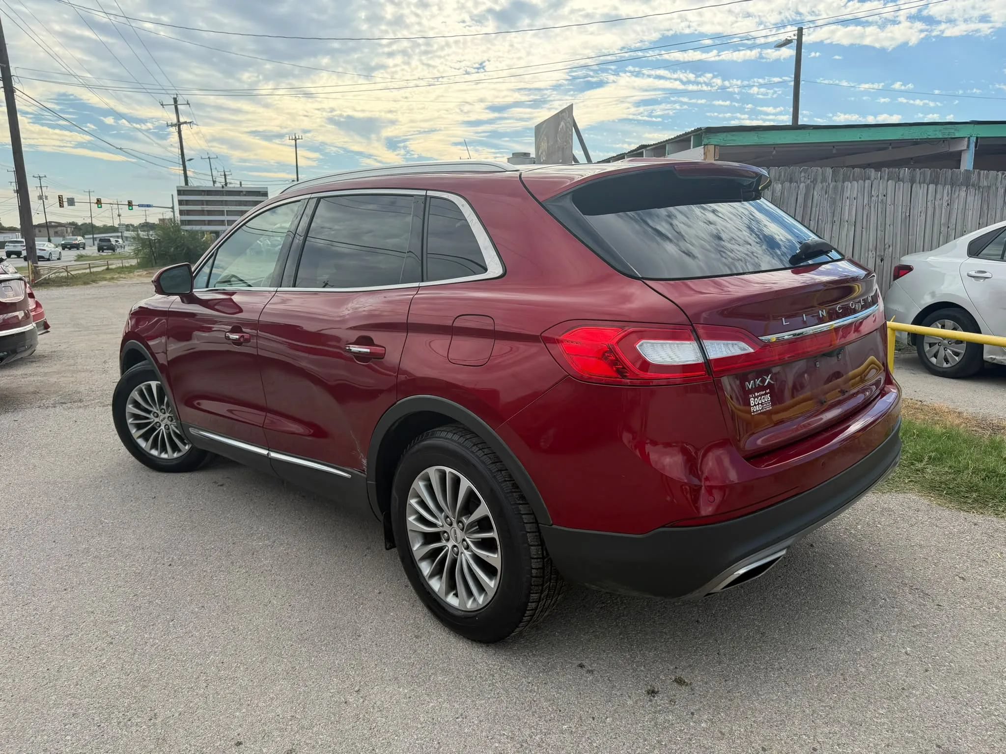 Used 2017 Lincoln MKX Select w/ Select Plus Package FWD image 3