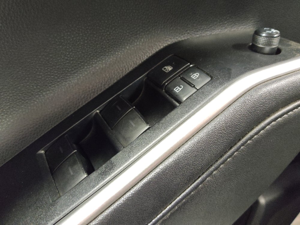 Used 2021 Toyota Highlander LE FWD image 27