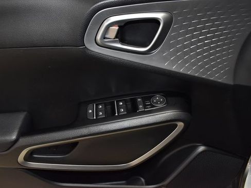 Used 2025 Kia Soul LX w/ LX Technology Package FWD image 25