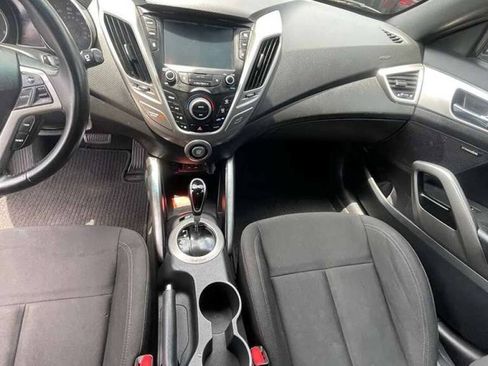 Used 2017 Hyundai Veloster Value Edition FWD image 8