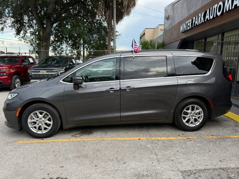 Used 2022 Chrysler Pacifica Touring-L FWD image 4