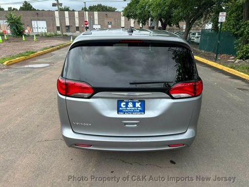 Used 2020 Chrysler Voyager L FWD image 12