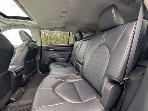 Used 2023 Toyota Highlander XLE image 36