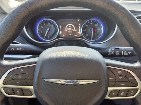 Used 2021 Chrysler Pacifica Touring image 23