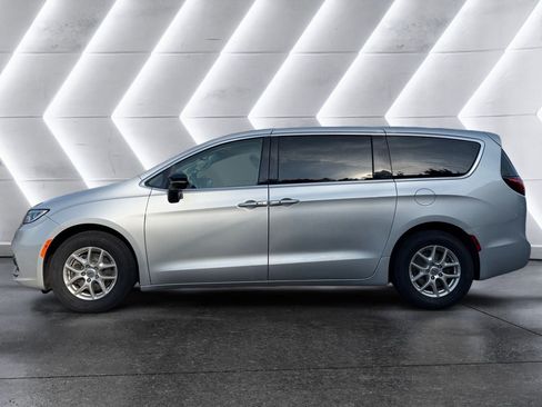 Used 2024 Chrysler Pacifica Touring-L FWD image 3