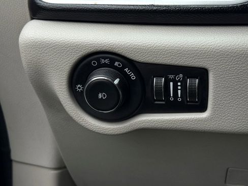 Used 2017 Chrysler Pacifica Touring-L image 32